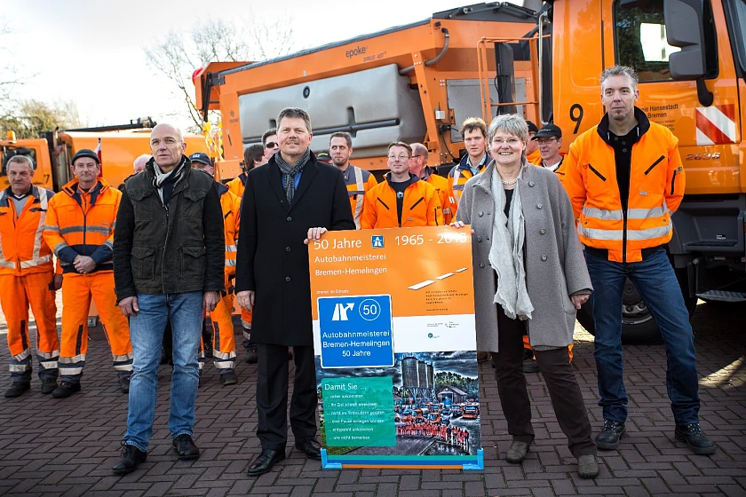 vlnr.: Holger Horstmann, Abteilungsleiter Straßenerhaltung im Amt für Straßen und Verkehr, Senator Dr. Joachim Lohse, Brigitte Pieper, Leiterin des Amtes für Straßen und Verkehr, und Michael Haas, Leiter der Autobahnmeisterei Bremen