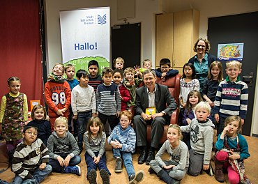 Lesen macht stark - Schulkinder mit Bürgermeister Carsten Sieling in der Bremer Stadtbibliothek