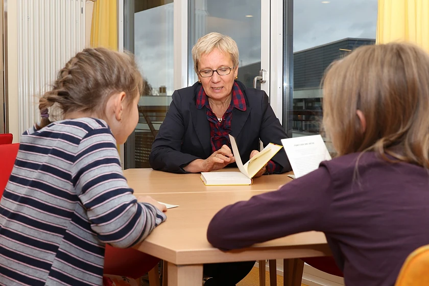 Senatorin Eva Quante-Brandt liest Kindern auf der Kinderstation am Klinikum Links der Weser vor