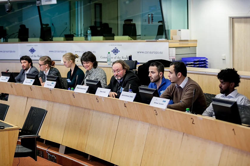 Ulrike Hiller (4. v.l.) gemeinsam mit Jugendlichen, Jugendverbänden sowie Vertreterinnen und Vertretern der Europäischen Kommission und des Europäischen Parlamentes