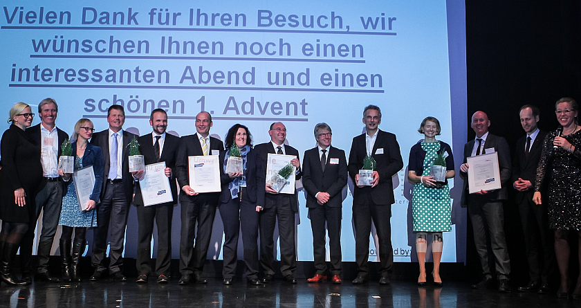 Umweltsenator und Schirmherr des Bremer Umweltpreises 2015 Dr. Joachim Lohse gratuliert gemeinsam mit Wettbewerbsausrichter Ralf Stapp von der Bremer Aufbau-Bank den nominierten Unternehmen bei der Preisverleihung im GOP Bremen. (c) KONTRASTMedienproduktion 