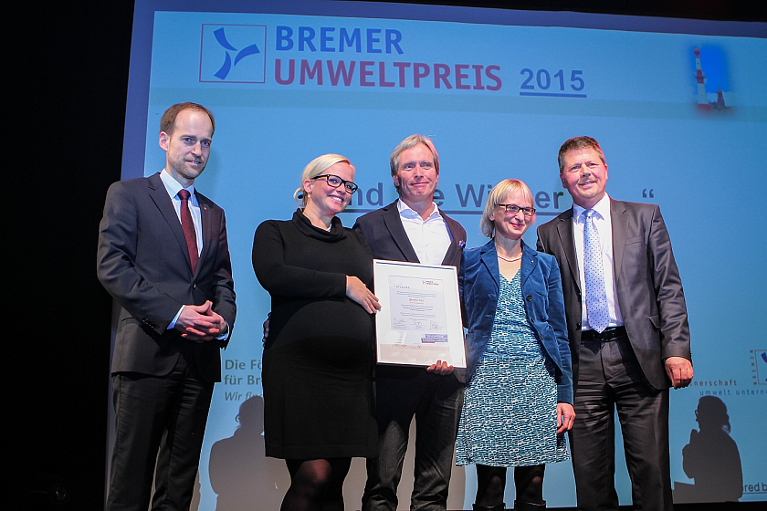 Die Geschäftsführung der Backstube Backen mit Leidenschaft, Lene Siemer, Birgit und Rainer Knoll, freut sich mit Umweltsenator und Schirmherr Dr. Joachim Lohse  sowie Wettbewerbsausrichter Ralf Stapp von der Bremer Aufbau-Bank über den Bremer Umweltpreis 2015. (c) KONTRASTMedienproduktion 