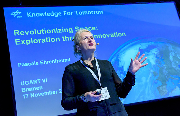 Dr. Pascale Ehrenfreund, Vorsitzende des Vorstands des Deutschen Zentrums für Luft- und Raumfahrt (DLR), während ihres Keynote-Vortrages auf der Space Tech Expo 2015
