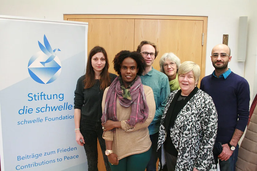 vordere Reihe: Farah Abdullahi Abdi, Mary Montague; mittlere Reihe: Sophie Bischoff, Ferdinand Dürr, Alan Hassaf (adopt a revolution); ganz hinten: Kristina Bulling, Vorstand Stiftung die schwelle