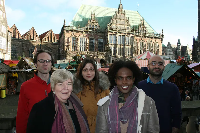 vordere Reihe: Mary Montague, Farah Abdullahi Abdi; hintere Reihe: Ferdinand Dürr, Sophie Bischoff, Alan Hassaf (adopt a revolution)