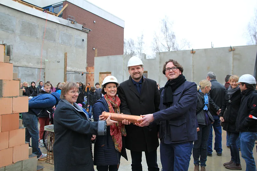 Paul Goldschmidt-Schule: Schulleiterin Martina Brueckner, Senatorin Dr. Claudia Bogedan, Ortsamtsleiter Florian Boehlke und Archtiekt Michael Schröder (v.l.) mit der Zeitkapsel für den Erweiterungsbau