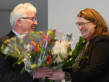 Senatorin Anja Stahmann verabschiedet einen sichtlich gut gelaunten Wilfried Hautop in den Ruhestand