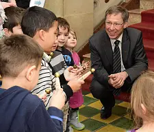 Bürgermeister Sieling freut sich über das weihnachtliche Ständchen der Kinder