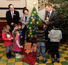 Spannung beim Öffnen des Adventskalendertürchens