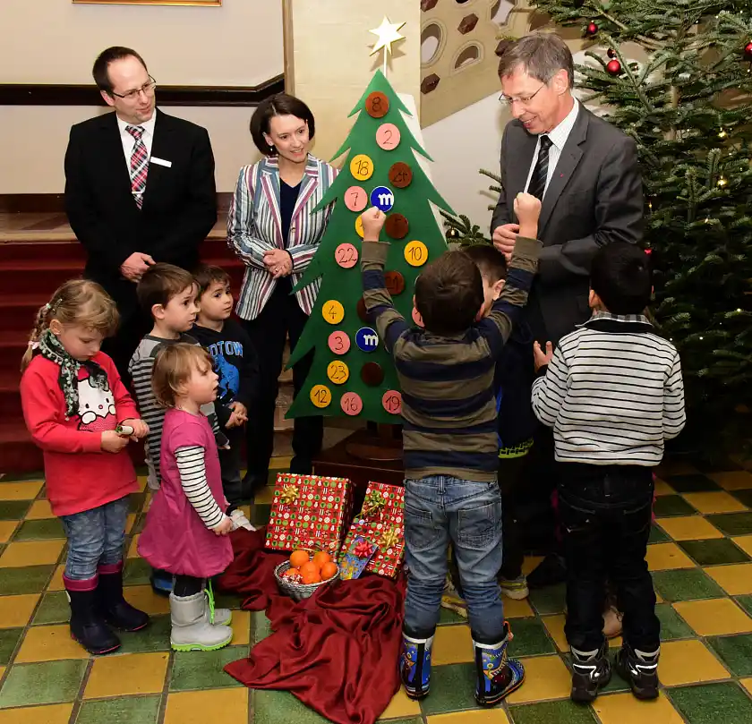 Spannung beim Öffnen des Adventskalendertürchens