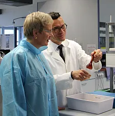 Senatorin Eva Quante-Brandt und Institutsleiter Dr. Konrad Horn