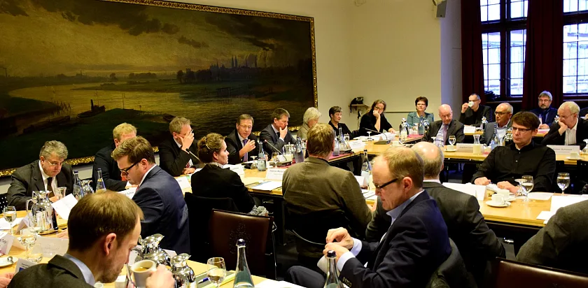 Rund 50 Teilnehmende am Bündnis für Wohnen trafen sich heute mit Bürgermeister Carsten Sieling und Bausenator Joachim Lohse im Sitzungssaal des Bremer Rathauses