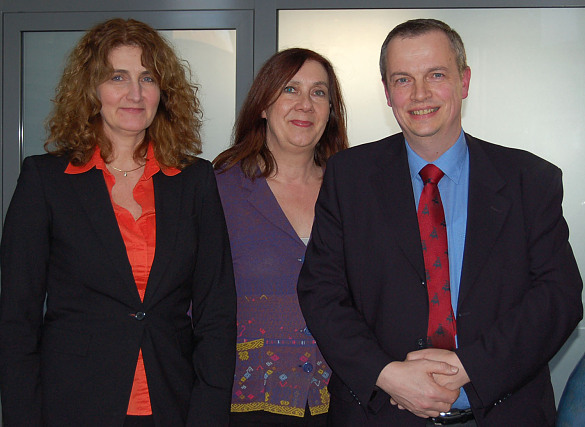 Finanzsenatorin Linnert (Mitte) mit Imke Seedorf-Karkmann (links) und Thomas Weber (rechts)