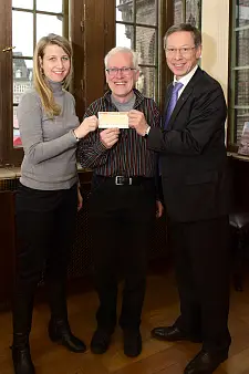 Scheckübergabe im Bremer Rathaus: Dr. Anne Beckmann vom Multikulturverein Völkerverständigung e.V freute sich, ihren Scheck an Jens Stangenberg von Serve the city e.V. und Bürgermeister Carsten Sieling zu überreichen