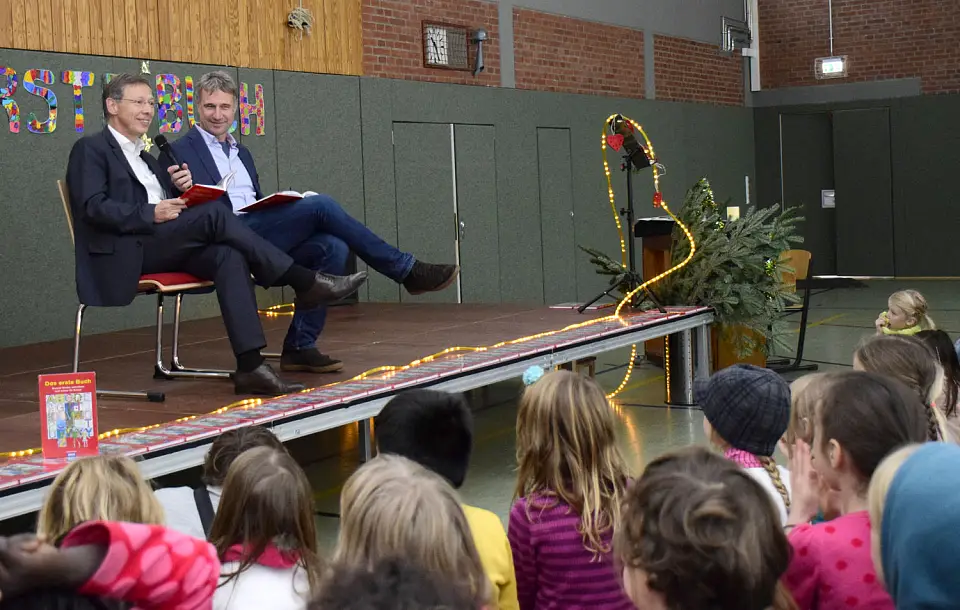 M wie Mond: Bürgermeister Sieling und Marco Bode lesen aus dem ersten Buch vor