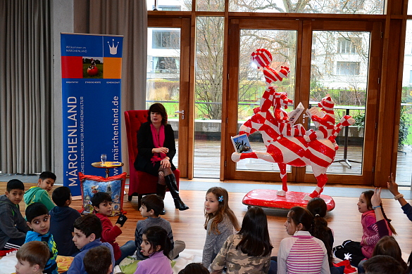 Staatsrätin Ulrike Hiller liest Flüchtlingskindern in der Bremer Landesvertretung in Berlin vor
