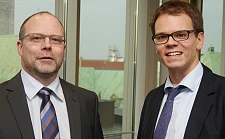 Sozialstaatsrat Jan Fries begrüßt den neuen Werkstatt-Bremen-Geschäftsführer Ahlrich Weiberg zur Deputationssitzung am Dienstag, 15.Dezember 2015, im Haus der Bürgerschaft 