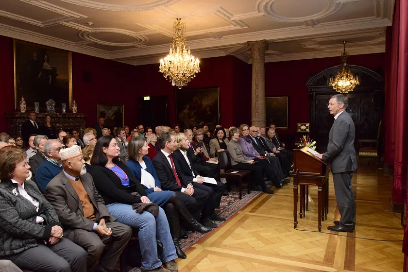 Bürgermeister Carsten Sieling begrüßt die Gäste der Feierstunde im Rathaus zum 50-jährigen Bestehen der Bremer Bahá&#700;í-Gemeinde 