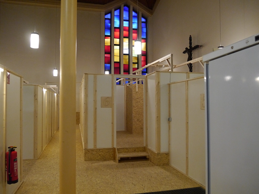 Blick in das Kirchenschiff mit den einzeln abgetrennten Wohnbereichen