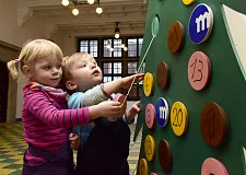 Elli und Flint sind gespannt: Was sie wohl in dem Adventskalendertürchen finden werden?