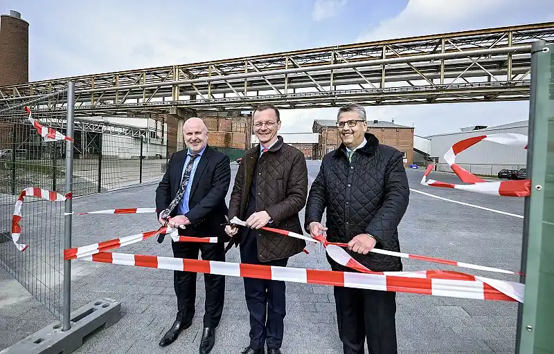 (v.l.n.r.:) Peter Nowack (Ortsamt Blumenthal), Martin Günthner (Senator für Wirtschaft, Arbeit und Häfen) und Andreas Heyer (WFB Wirtschaftsförderung Bremen GmbH) eröffneten symbolisch die Historische Achse auf dem BWK-Gelände.