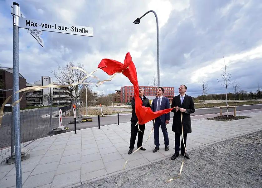 Wirtschaftssenator Martin Günthner (rechts) enthüllte gemeinsam mit Uni-Konrektor Prof. Kurosch Rezwan (Mitte) und Andreas Heyer von der WFB das Straßenschild der neuen Max-von-Laue-Straße