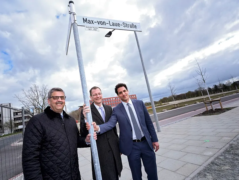 (v.l.n.r.) Andreas Heyer (WFB), Wirtschaftssenator Martin Günthner und Prof. Kurosch Rezwan (Konrektor Universität Bremen) freuten sich über die Fertigstellung der Infrastruktur im Technologiepark Bremen.