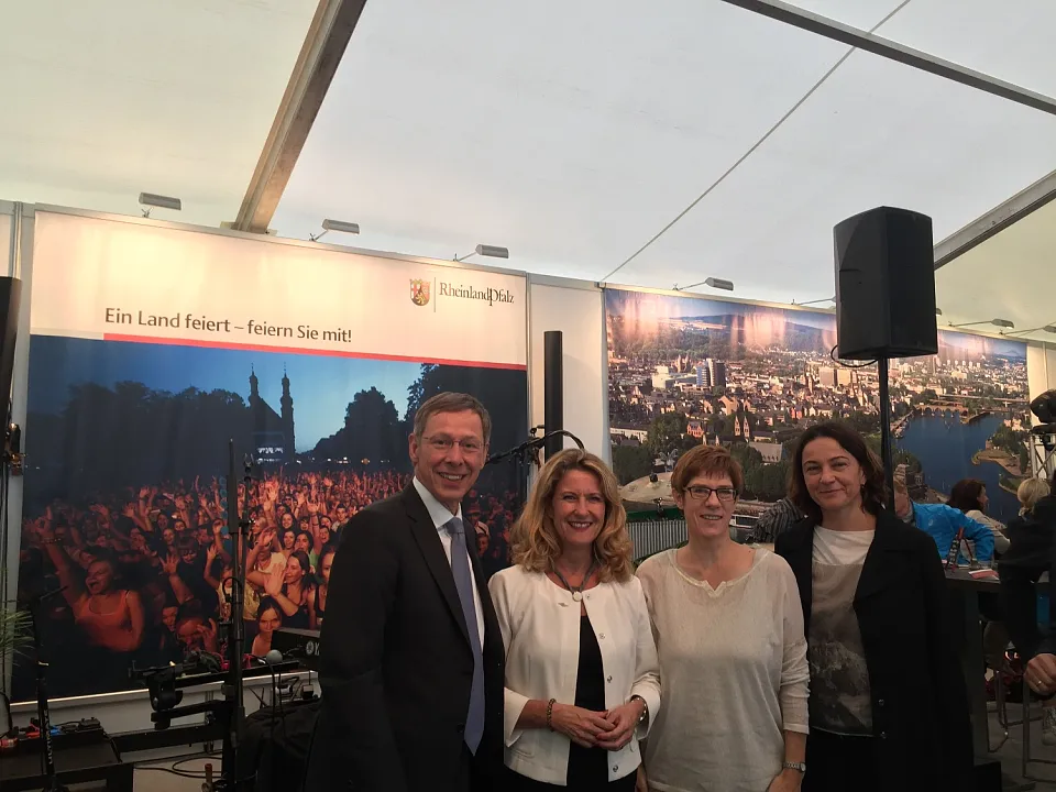 Carsten Sieling mit Annegret Kramp-Karrenbauer (2.v.r.), Heike Raab (2.v.l.) und seiner Ehefrau Alexia Sieling im Zelt von Rheinland-Pfalz