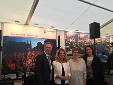 Carsten Sieling mit Annegret Kramp-Karrenbauer (2.v.r.), Heike Raab (2.v.l.) und seiner Ehefrau Alexia Sieling im Zelt von Rheinland-Pfalz