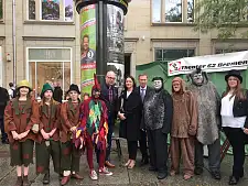 Eine Bremen-Präsentation ohne die Bremer Stadtmusikanten vom Theater 62 ist eigentlich undenkbar; finden auch Torsten Albig (5.v.l.) und Carsten Sieling