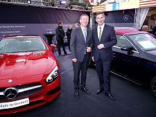 Carsten Sieling und Martin Dulig am Stand von Mercedes-Benz Bremen