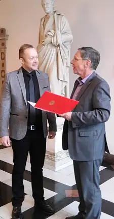 Bürgermeister Sieling bei der Urkundenübergabe