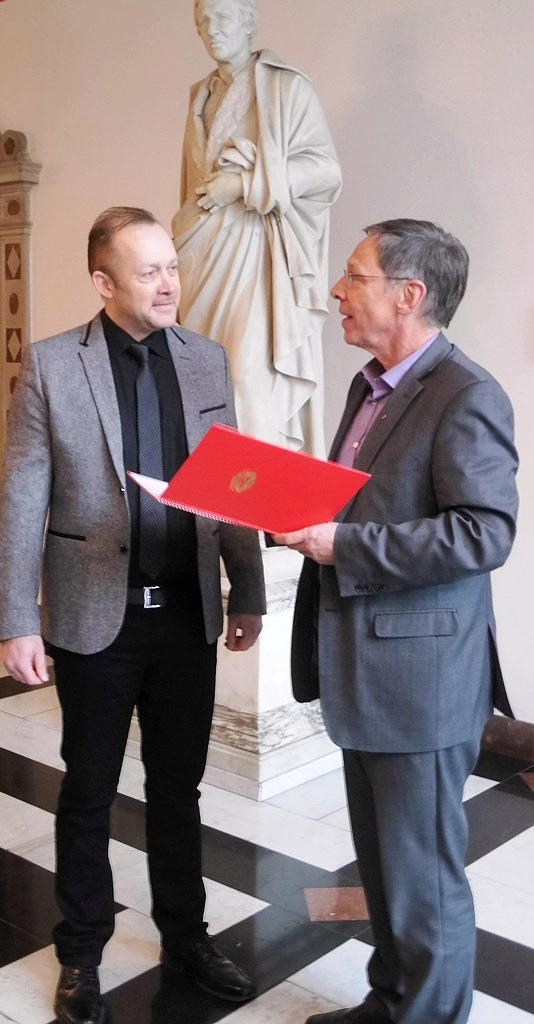 Bürgermeister Sieling bei der Urkundenübergabe