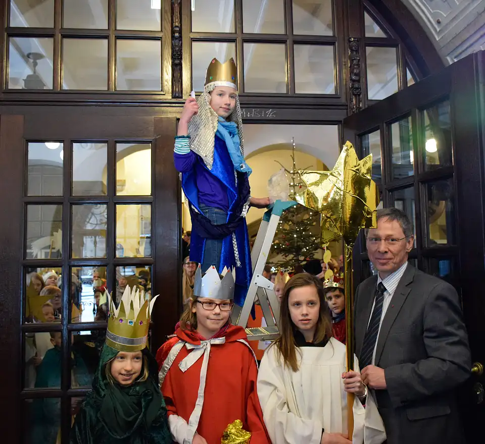 20*C+M+B+16 für das Rathaus – Bürgermeister Sieling mit den Sternsingern | Foto: Senatspressestelle 