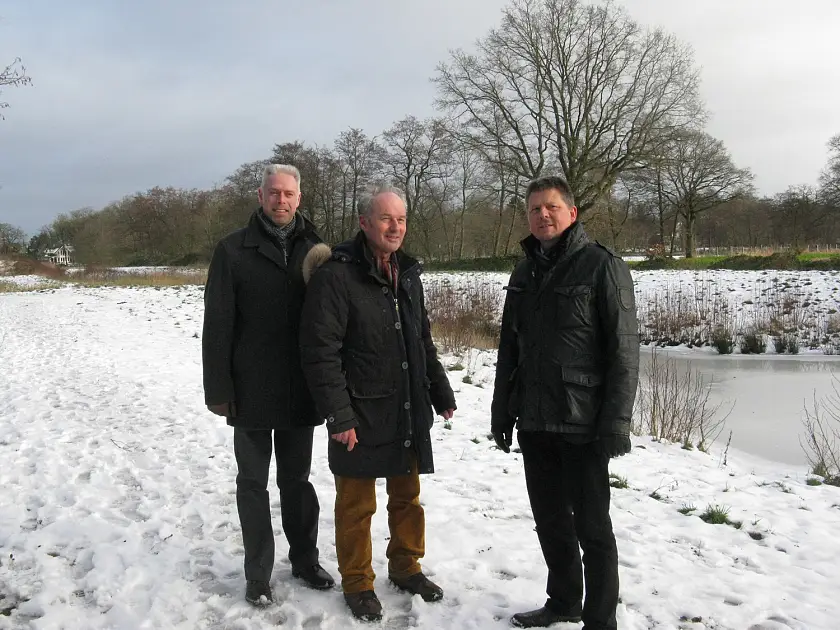 (v.r.) Senator Joachim Lohse, Ortsamtsleiter Ulrich Schlüter und Bürgerparkdirektor Tim Großmann beim Spaziergang auf dem neuen Wanderweg