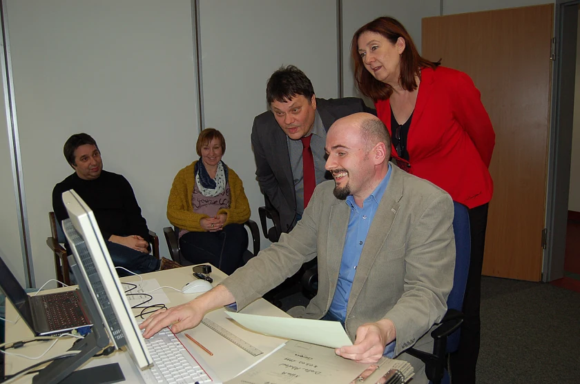 Finanzsenatorin Karoline Linnert und Staatsrat Dietmar Strehl (stehend) lassen sich von Robert Bauer Details der Unterstützungsaktion erklären