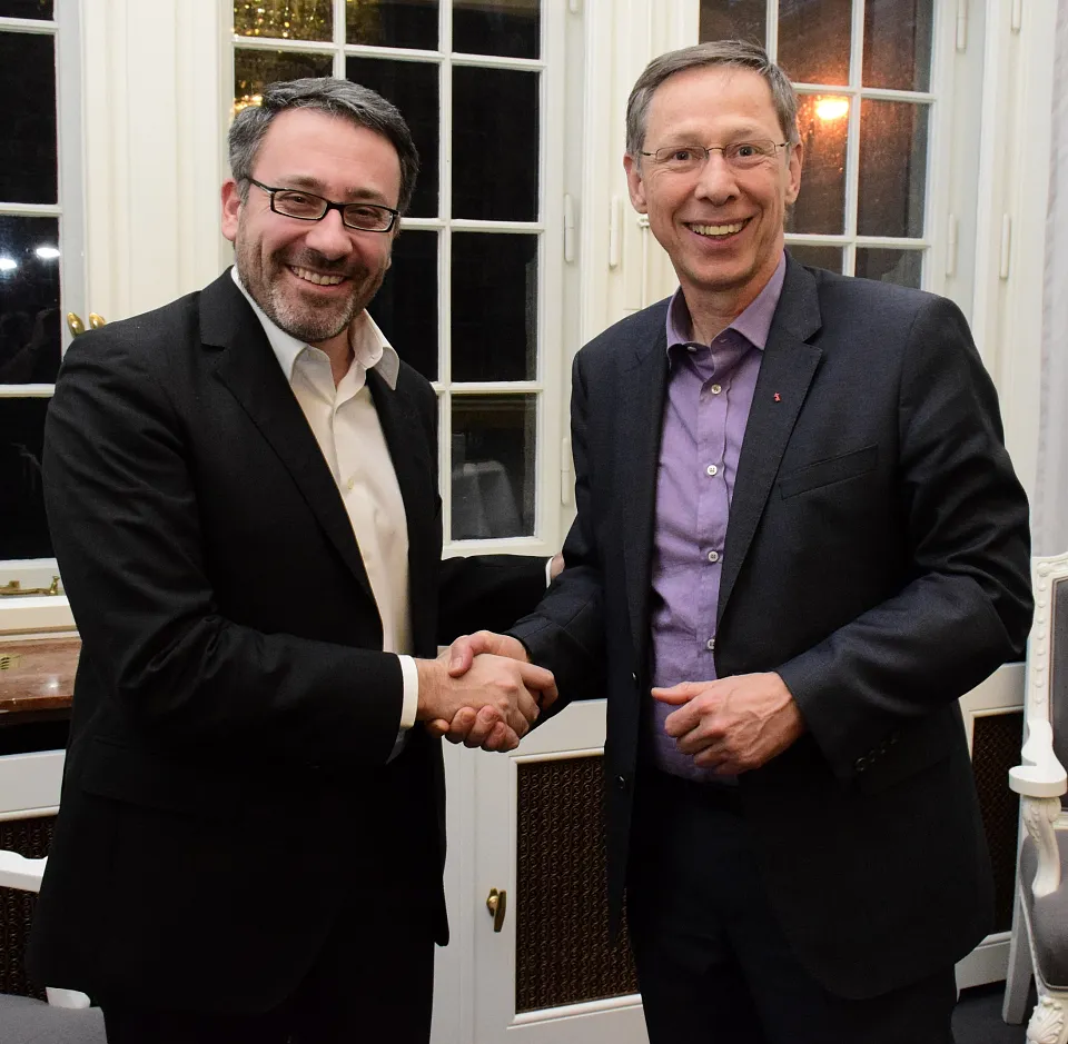 Ignacio Martínez-Castignani und Bürgermeister Carsten Sieling