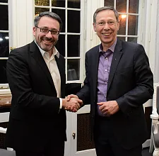 Ignacio Martínez-Castignani und Bürgermeister Carsten Sieling