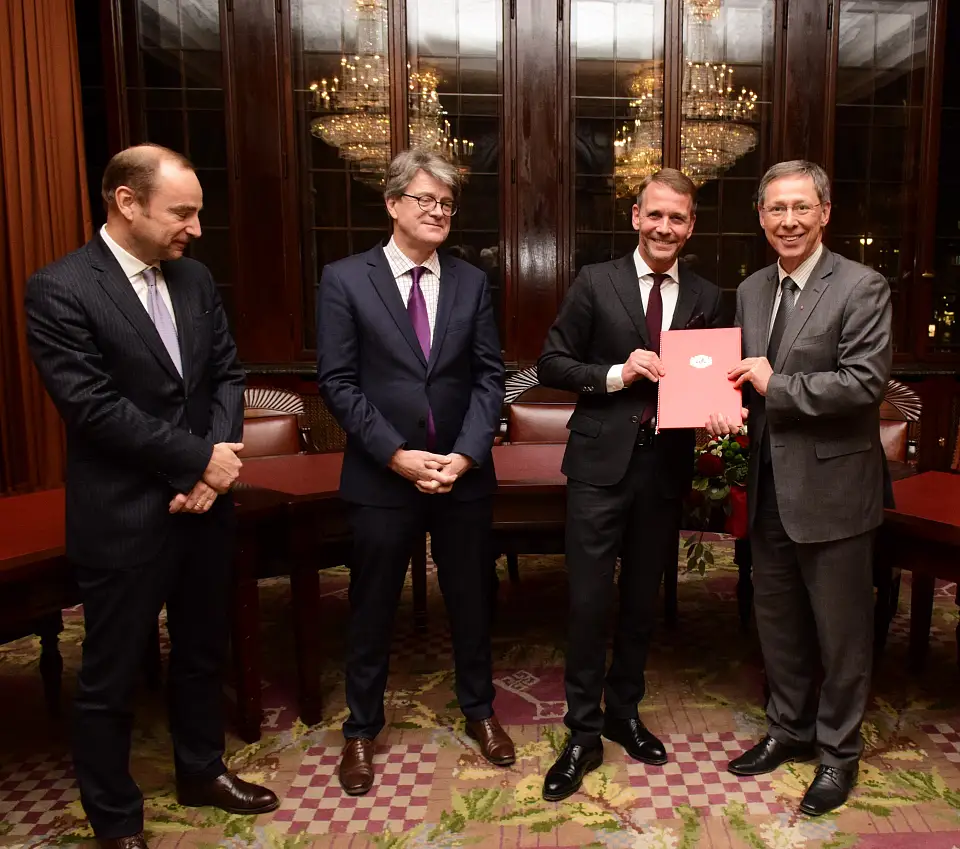 Feierliche Urkundenübergabe im Bremer Rathaus: Christoph Enge, Doyen des Konsularkorps Bremen, Jean-Claude Tribolet, Gesandter der Botschaft, Honorarkonsul Johann Christoph Meier und der Präsident des Senats, Bürgermeister Dr. Carsten Sieling (v.l.)