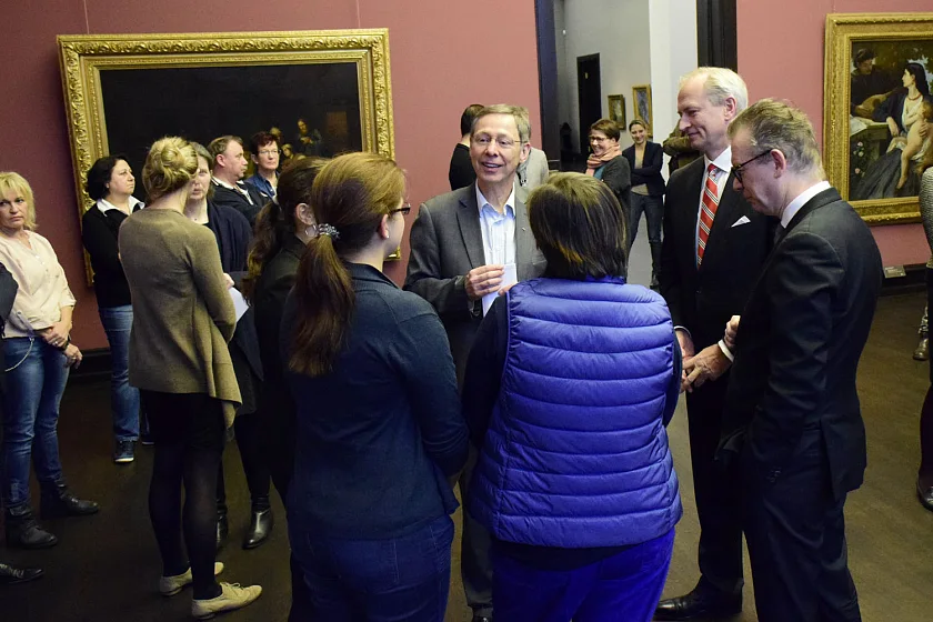 Bürgermeister Dr. Carsten Sieling (Mitte) im Gespräch mit Mitarbeiterinnen der Kunsthalle. Rechts im Bild der Direktor der Kunsthalle, Prof. Dr. Christoph Grunenberg, daneben Bernd Schmielau, Vorsitzer des Kunstvereins.