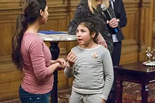 Die Grundschülerin Ediza Musova spricht bereits vier Sprachen und übersetzt für ihre Mutter in Gebärdensprache