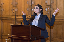 Die ehemalige Vorkurs-Schülerin Roja Rezai moderierte die Veranstaltung