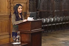 Poetry Slammerin Marjam Amiri präsentierte ihr Stück 'Das rote Kleid'