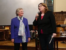 Senatorin Stahmann stellt zusammen mit Initiatorin Zia Hüttinger das ehrenamtliche Projekt „Fahrradwerkstatt mit Flüchtlingen“ der Zions-Gemeinde in der Bremer Neustadt vor