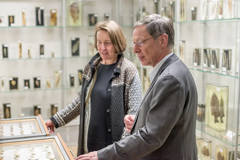 Die Direktorin des Übersee-Museums, Prof. Dr. Wiebke Ahrndt, und Bürgermeister Dr. Carsten Sieling im Schaumagazin.