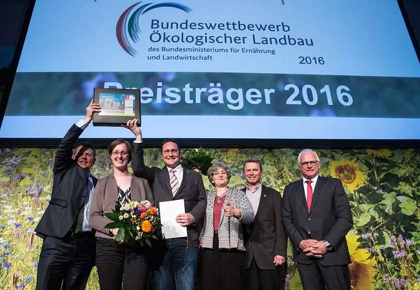 (v.l.n.r.): Senator Joachim Lohse, Familie Kaemena mit Birte Kaemena, Harje Kaemena, Heike Kaemena und Bernhard Kaemena sowie Peter Bleser, Parlamentarischer Staatssekretär im Bundesministerium für Ernährung und Landwirtschaft