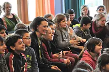 Dr. Claudia Bogedan verfolgt gemeinsam mit Erst- und Drittklässlern der Grundschule am Pastorenweg das Programm für die BiBCard