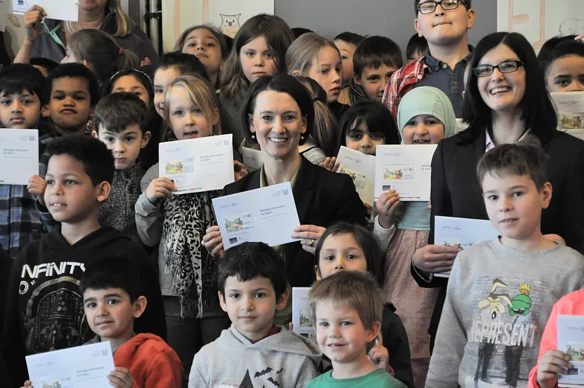 Senatorin Dr. Claudia Bogedan freut sich gemeinsam mit Kindern der Grundschule am Pastorenweg über die BiB-Card