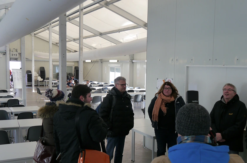 Senatorin Anja Stahmann und Bertold Reetz (Innere Mission, links neben ihr) besichtigen die Kantine im winterfesten Zelt. Ganz rechts: der Abgeordnete Jürgen Pohlmann aus dem Bremer Westen. 
