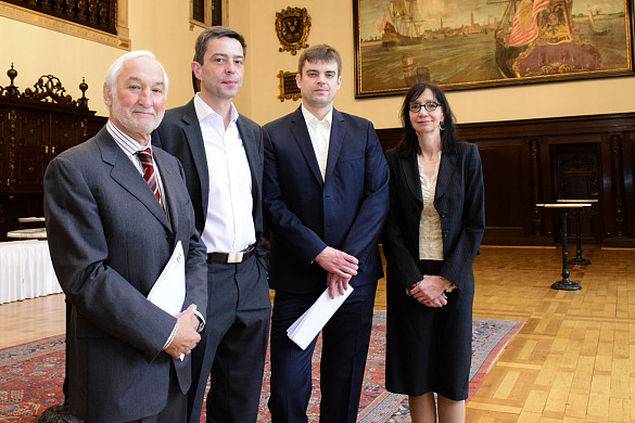(von rechts) Staatsrätin Carmen Emigholz, die Preisträger Matthias Nawrat und Henning Ahrens sowie der Vorsitzende der Rudolf-Alexander-Schröder-Stiftung, Staatssekretär a.D. Michael Sieber.